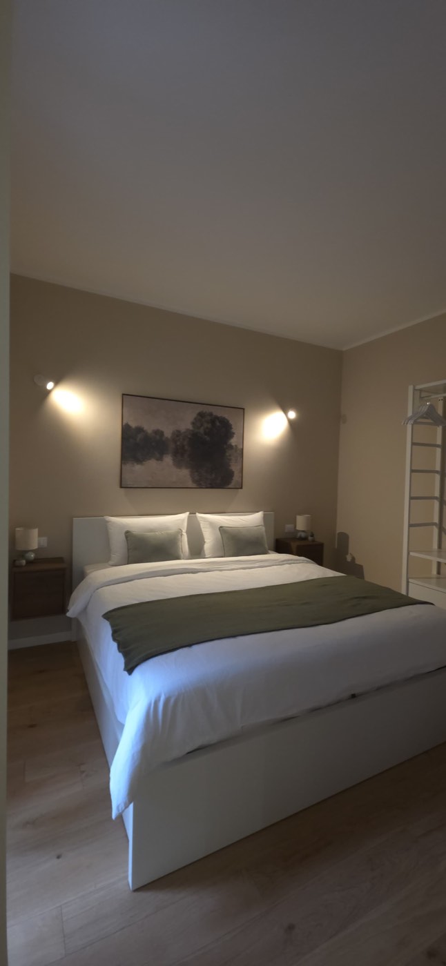 Camera da letto con letto king size e quadro di Monet