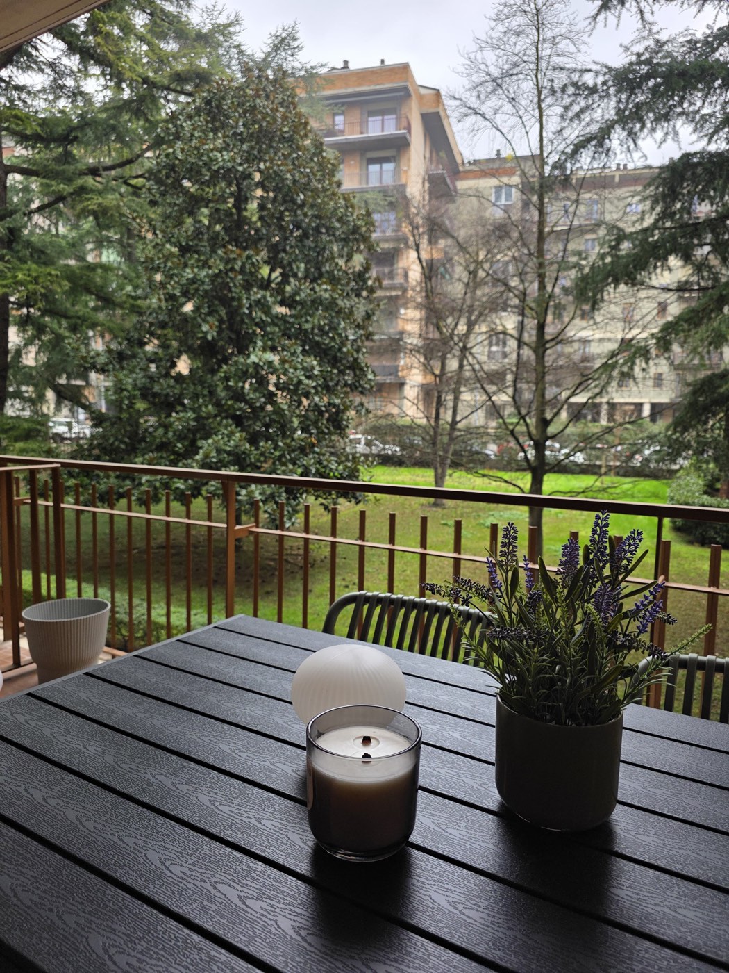 Terrazza con zona seduta e vista sul verde